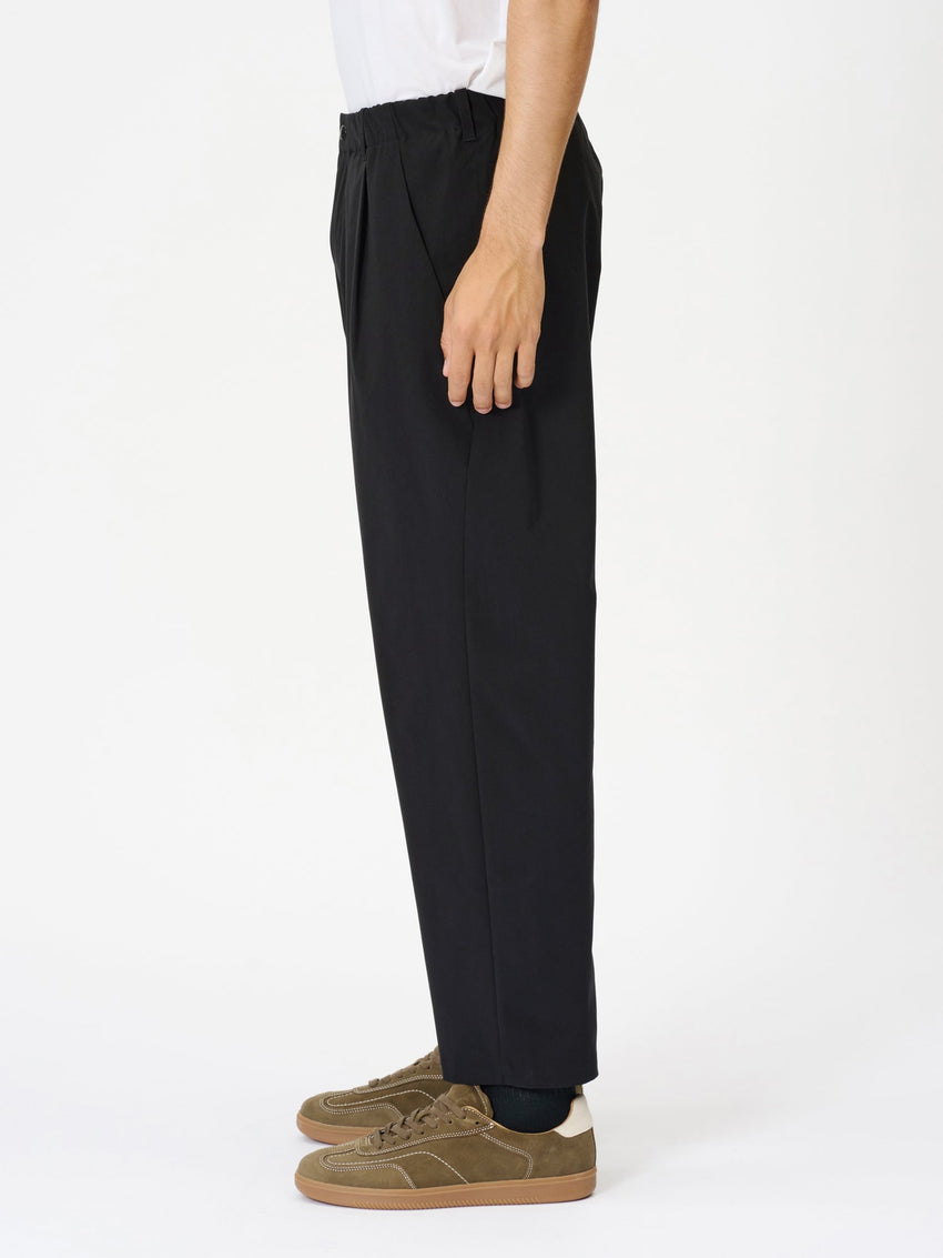 One Tuck Tapered Light Pants