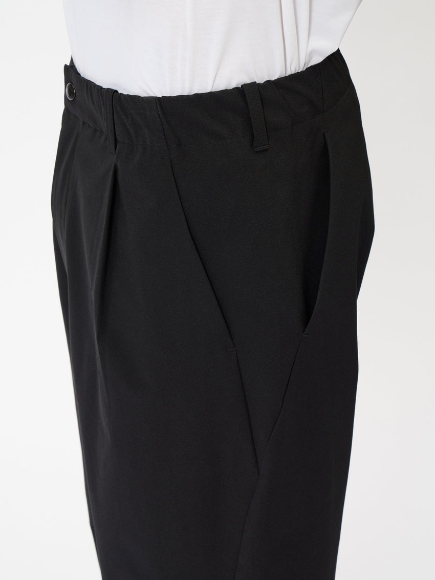 One Tuck Tapered Light Pants